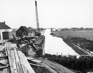 848483 Afbeelding van de start van de aanleg van de nieuwe Proosdijersluis in de Winkel aan de noordzijde van de ...